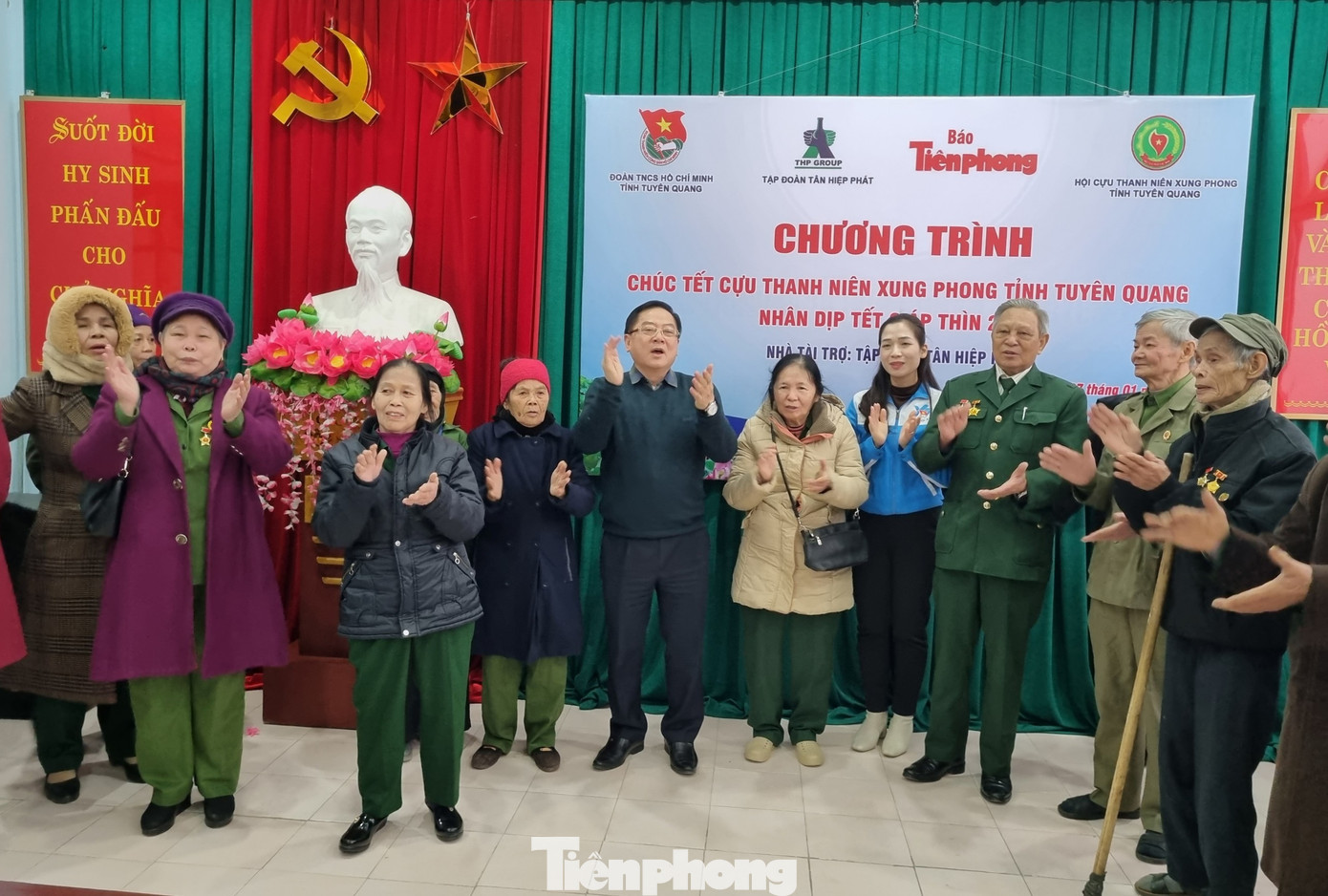 Các đại biểu hát cùng các cựu TNXP.