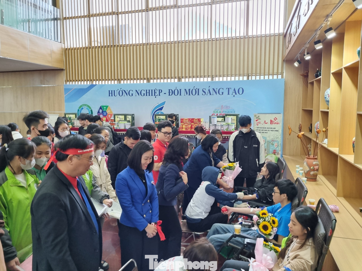 Các đại biểu động viên các tình nguyện viên hiến máu. Các đại biểu động viên các tình nguyện viên hiến máu.