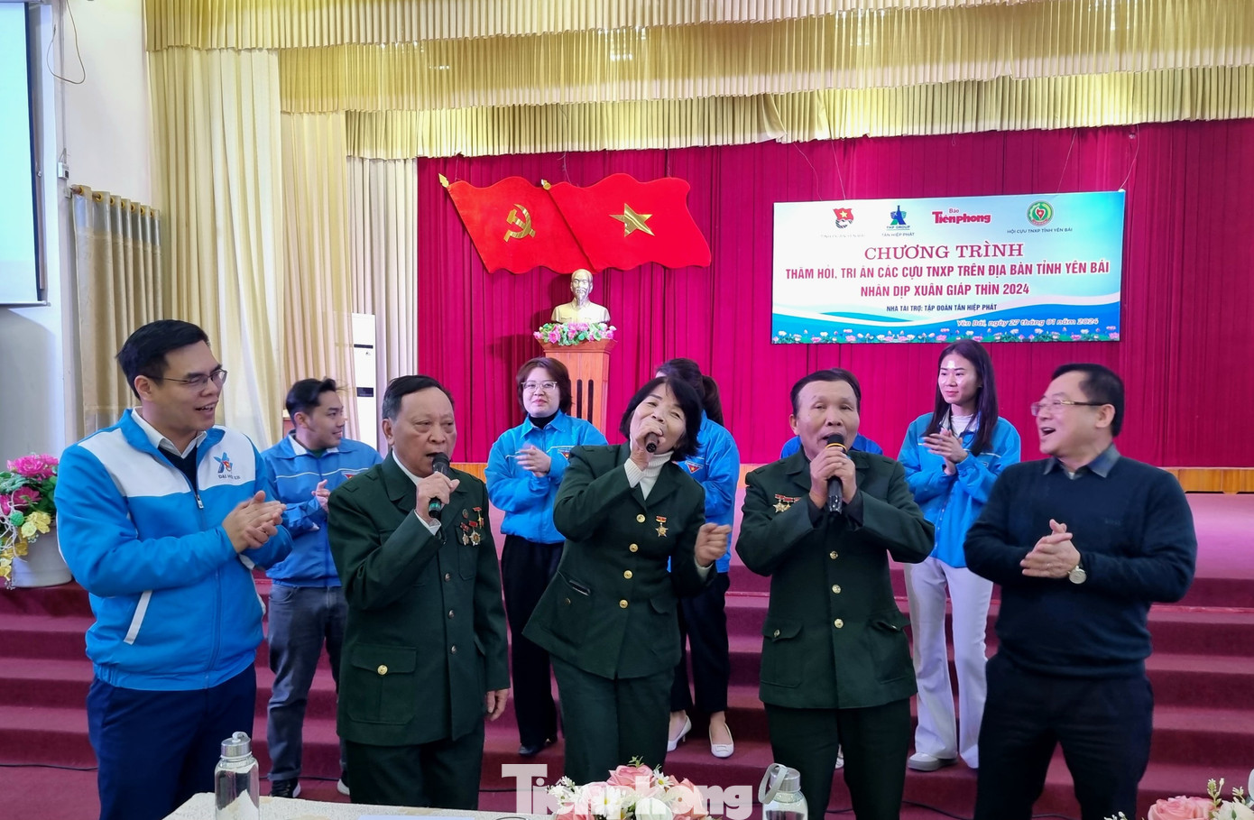 Các đại biểu hát chung vui với các bác cựu TNXP.