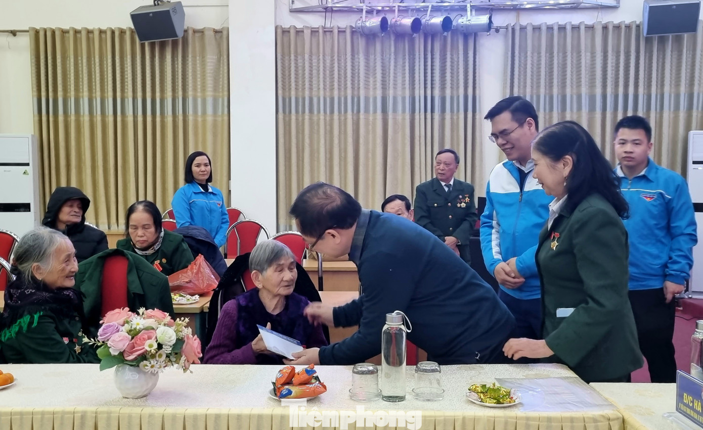 Tặng quà cụ Trần Thị Thiếp, 93 tuổi, huyện Trấn Yên, tỉnh Yên Bái, cựu TNXP thời kỳ chống Pháp.