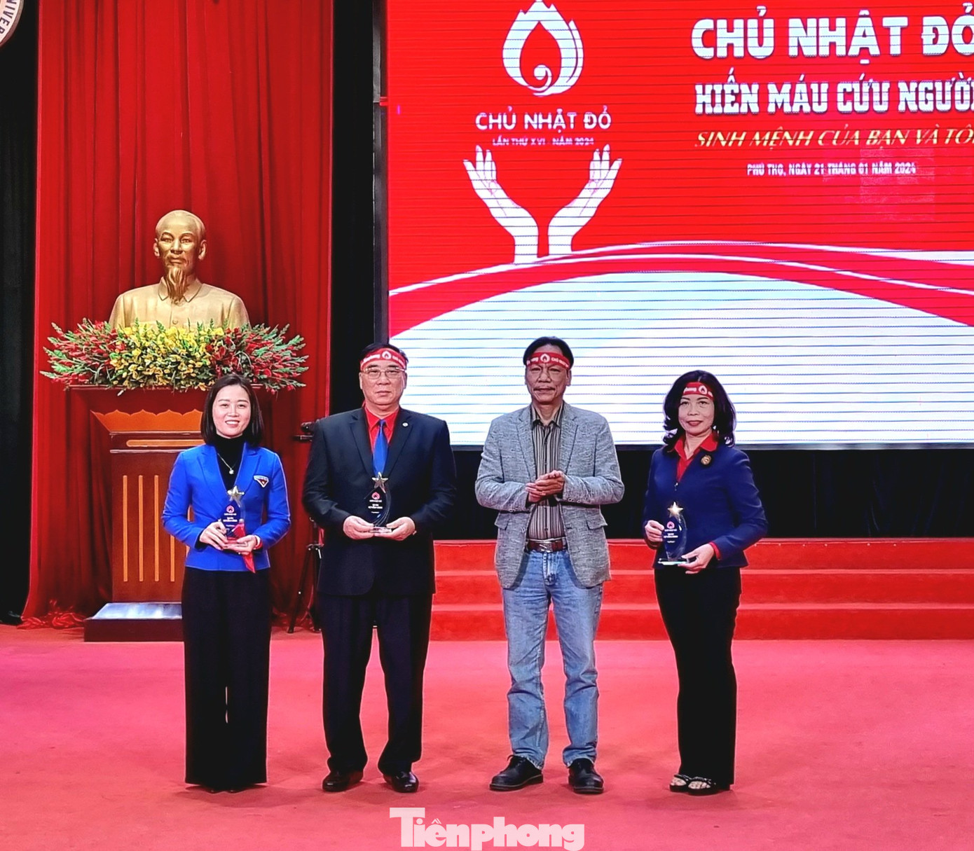 Nhà báo Lê Minh Toản trao biểu trưng Chủ Nhật Đỏ cho đại diện Hội Chữ thập đỏ tỉnh Phú Thọ và Tỉnh Đoàn Phú Thọ. Nhà báo Lê Minh Toản trao biểu trưng Chủ Nhật Đỏ cho đại diện Hội Chữ thập đỏ tỉnh Phú Thọ và Tỉnh Đoàn Phú Thọ.