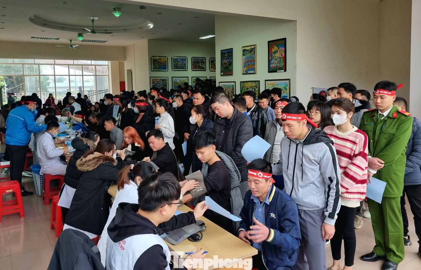 Từ sáng sớm, đông đảo đoàn viên thanh niên, cán bộ công chức, người dân tỉnh Hòa Bình đến đăng ký tham gia hiến máu. Từ sáng sớm, đông đảo đoàn viên thanh niên, cán bộ công chức, người dân tỉnh Hòa Bình đến đăng ký tham gia hiến máu.