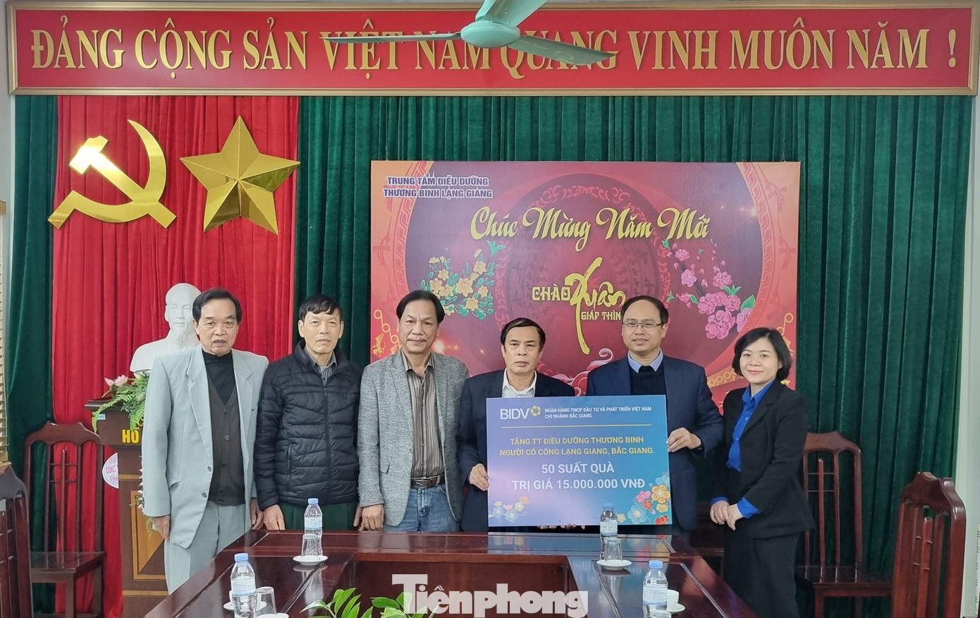 Trao quà tại Trung tâm Điều dưỡng thương binh Lạng Giang.