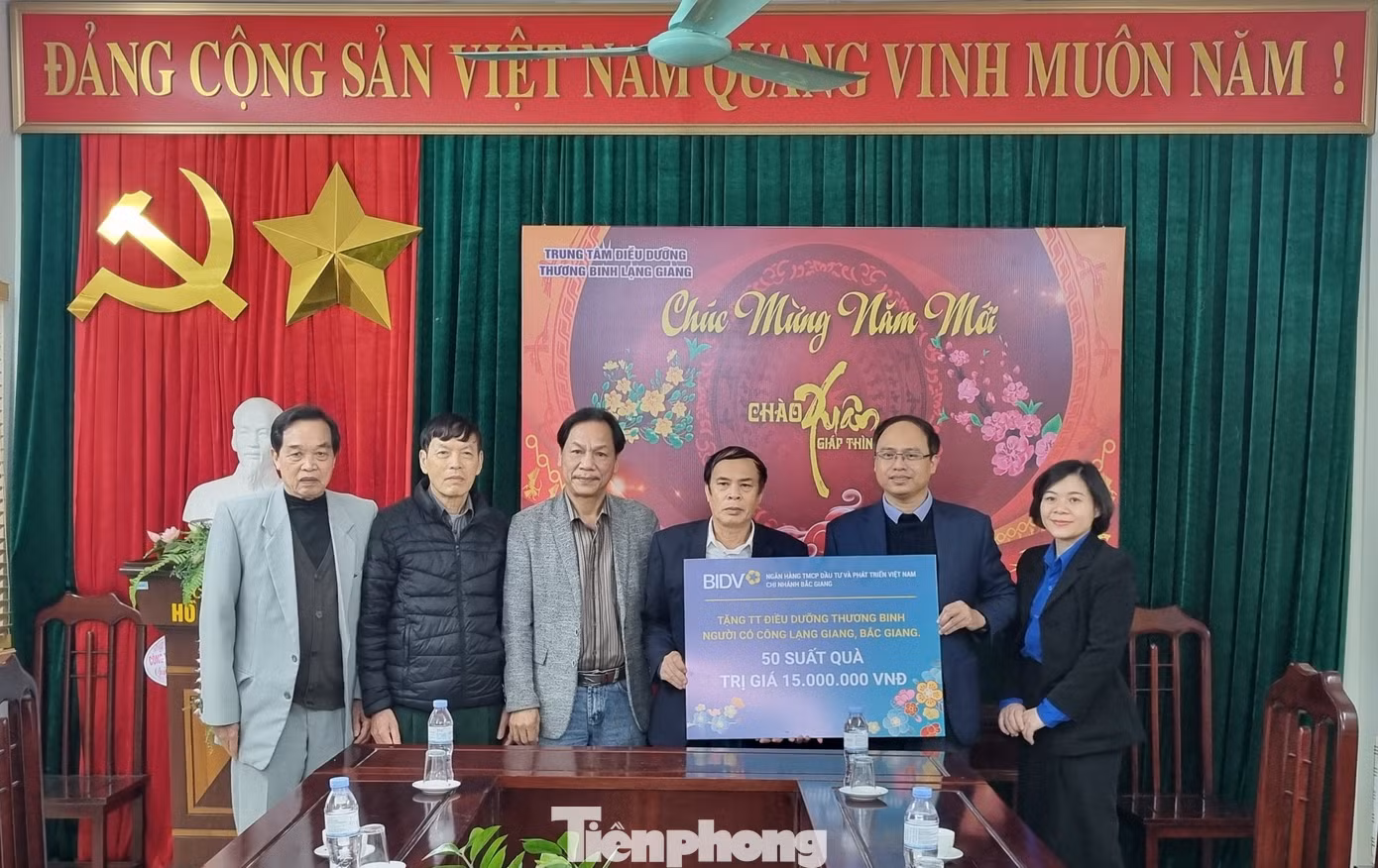 Trao quà tại Trung tâm Điều dưỡng thương binh Lạng Giang.