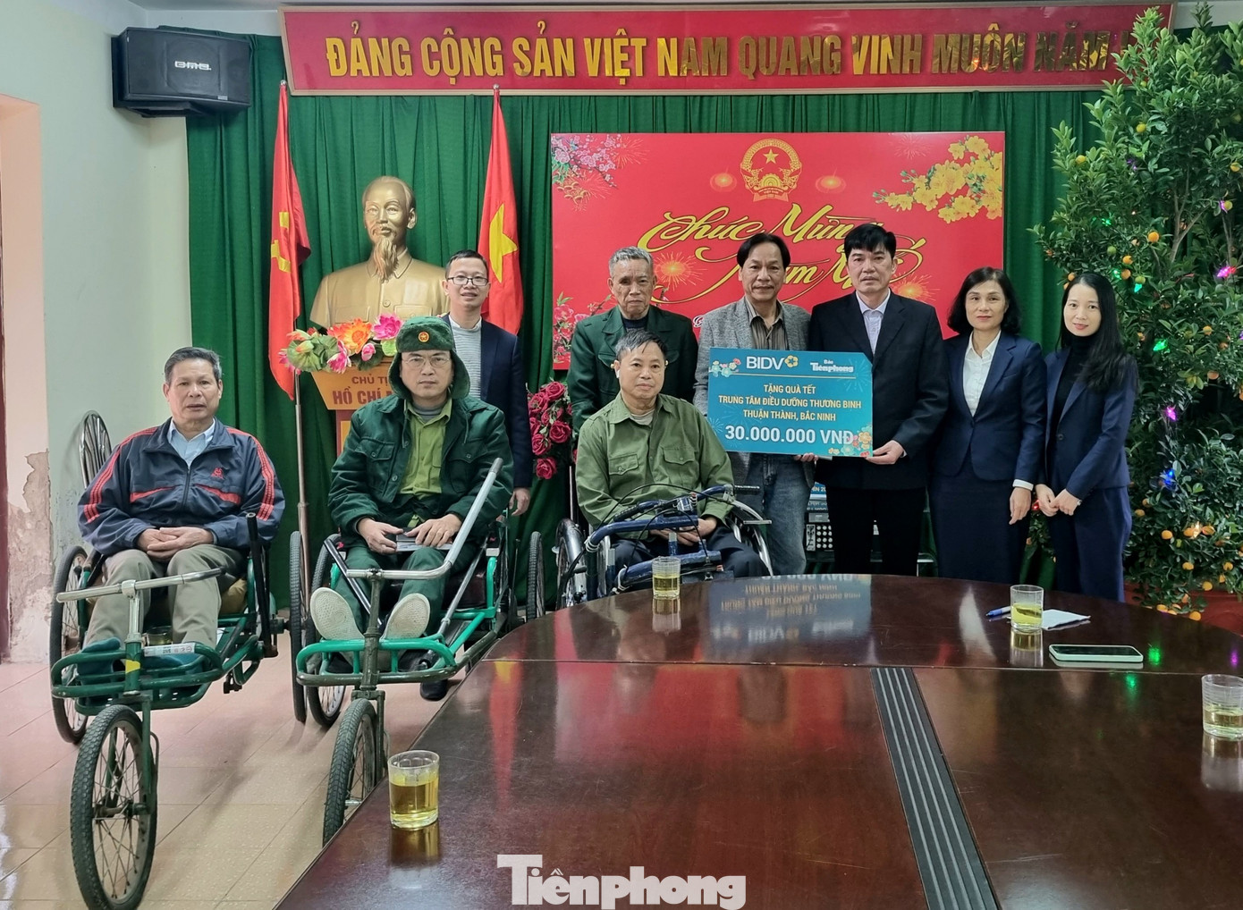 Báo Tiền phong và chi nhánh Ngân hàng BIDV tỉnh Bắc Ninh trao quà cho các thương binh tại Trung tâm Điều dưỡng thương binh Thuận Thành.