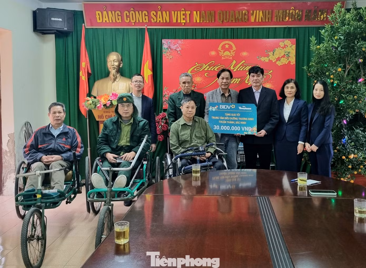 Báo Tiền phong và chi nhánh Ngân hàng BIDV tỉnh Bắc Ninh trao quà cho các thương binh tại Trung tâm Điều dưỡng thương binh Thuận Thành.