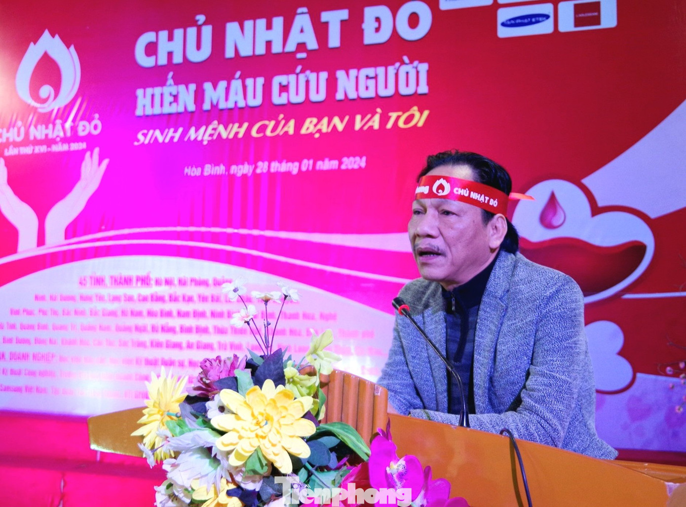 Nhà báo Lê Minh Toản phát biểu tri ân những người hiến máu. Nhà báo Lê Minh Toản phát biểu tri ân những người hiến máu.