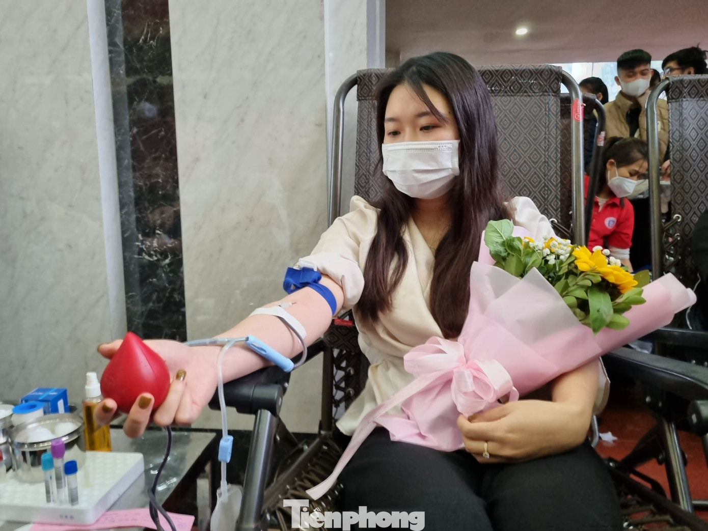 Cô giáo Nguyễn Trang - Trường Mầm non Ánh Dương, TP. Việt Trì tham gia hiến máu. Cô giáo Nguyễn Trang - Trường Mầm non Ánh Dương, TP. Việt Trì tham gia hiến máu.