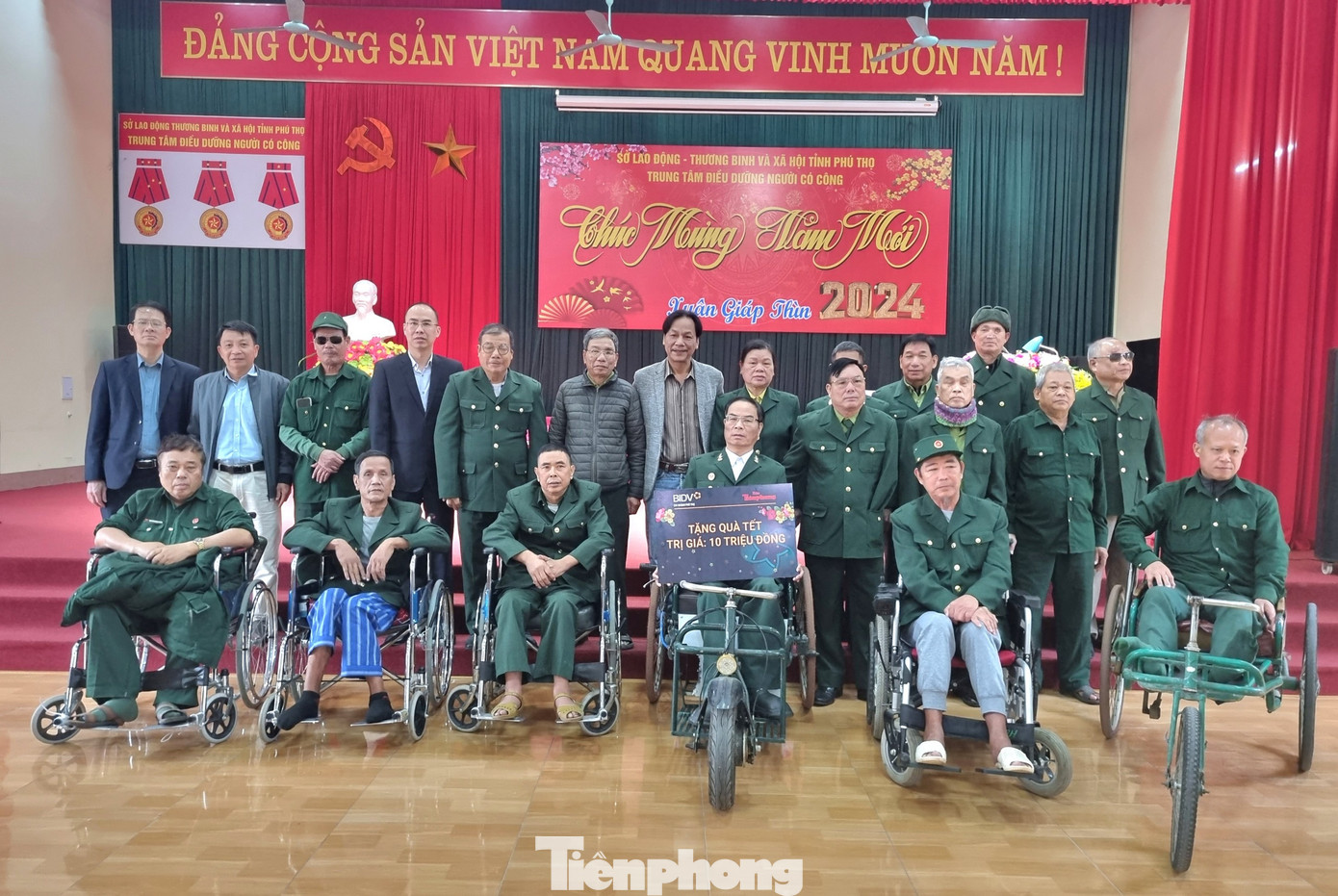 Báo Tiền Phong và chi nhánh Ngân hàng BIDV tỉnh Phú Thọ trao quà cho các thương binh tại Trung tâm Điều dưỡng người có công tỉnh Phú Thọ.