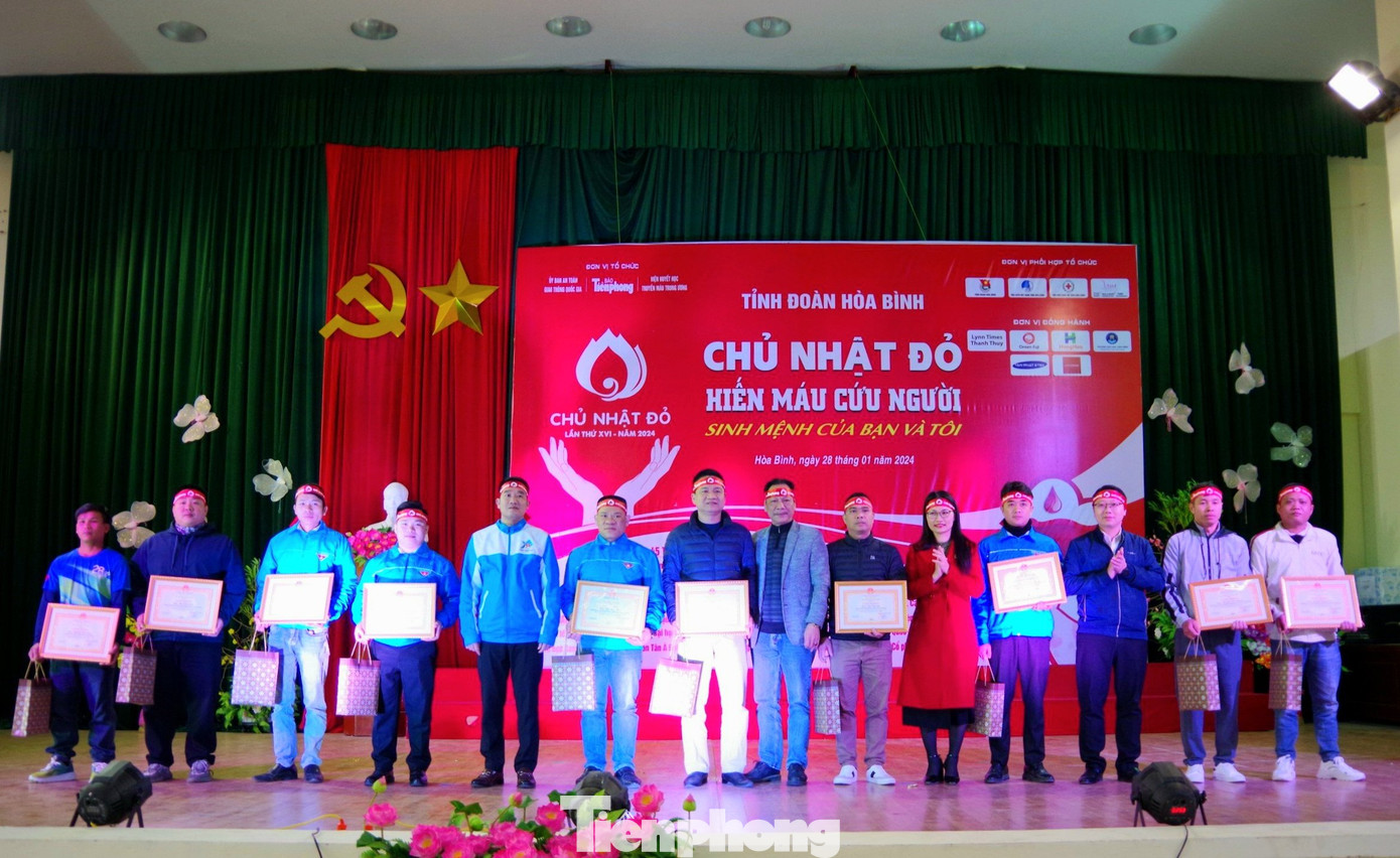 Tỉnh Đoàn Hòa Bình, Hội Chữ thập đỏ tỉnh Hòa Bình trao giấy khen cho các tình nguyện viên có nhiều lần tham gia hiến máu. Tỉnh Đoàn Hòa Bình, Hội Chữ thập đỏ tỉnh Hòa Bình trao giấy khen cho các tình nguyện viên có nhiều lần tham gia hiến máu.