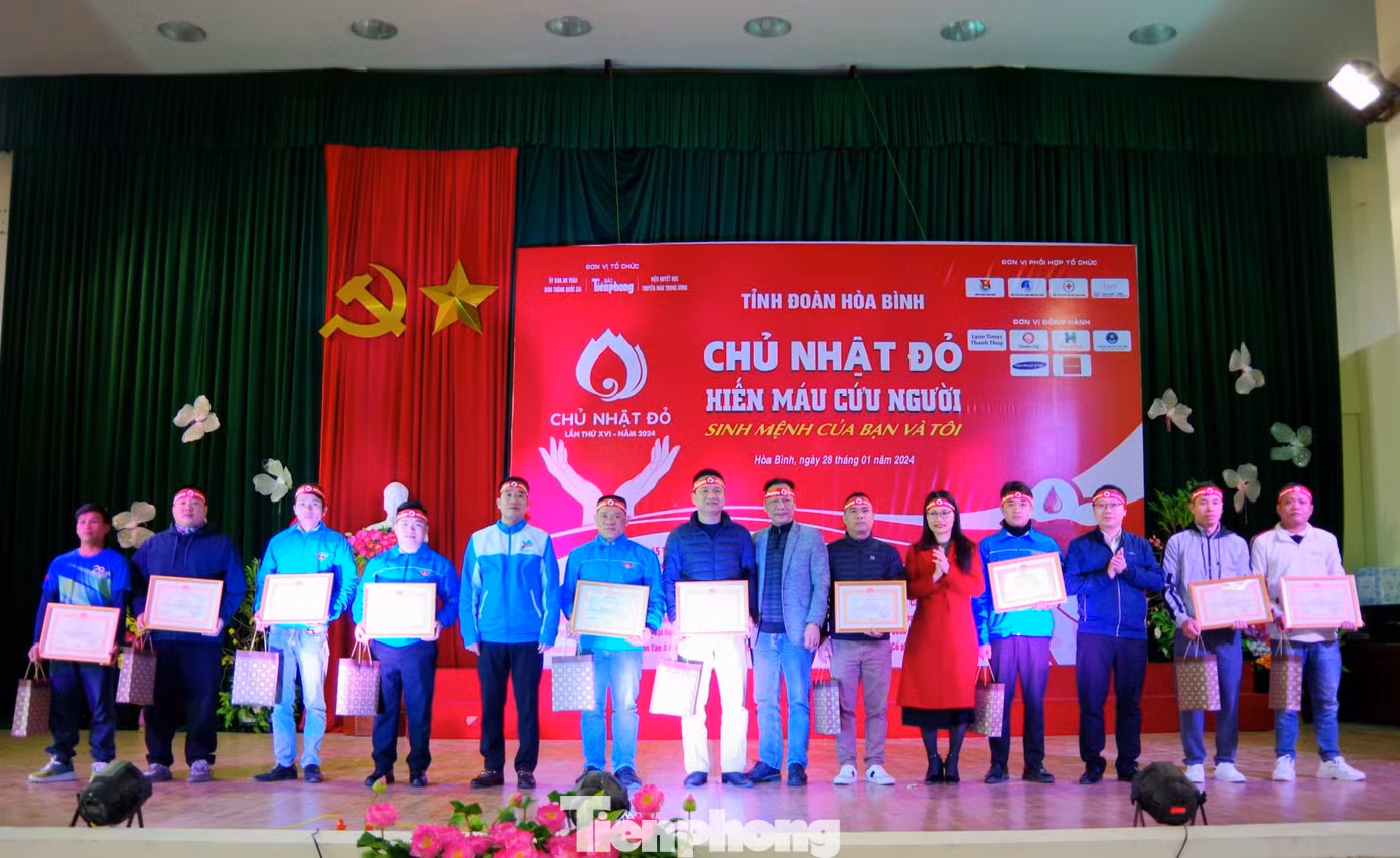 Tỉnh Đoàn Hòa Bình, Hội Chữ thập đỏ tỉnh Hòa Bình trao giấy khen cho các tình nguyện viên có nhiều lần tham gia hiến máu.