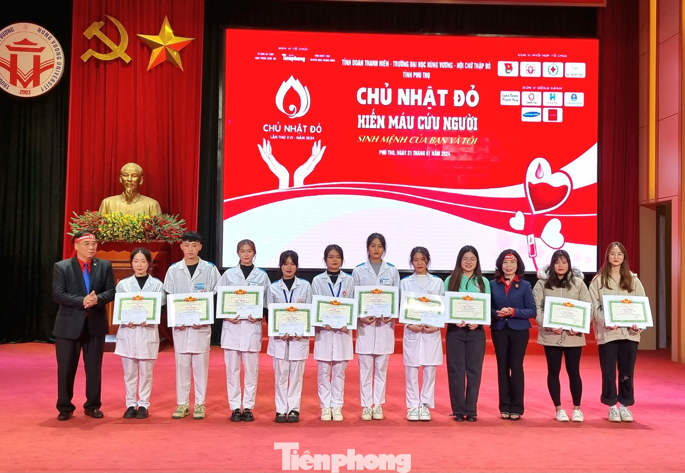 Trường Đại học Hùng vương trao giấy khen cho các sinh viên có nhiều đóng góp cho chương trình Chủ Nhật Đỏ. Trường Đại học Hùng vương trao giấy khen cho các sinh viên có nhiều đóng góp cho chương trình Chủ Nhật Đỏ.