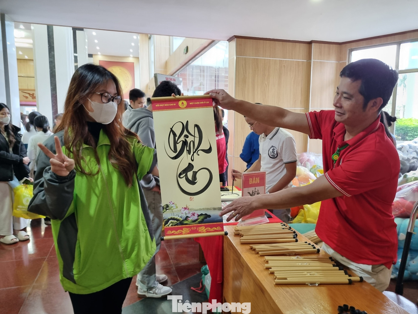 Tặng chữ cho các tình nguyện viên hiến máu. Tặng chữ cho các tình nguyện viên hiến máu.