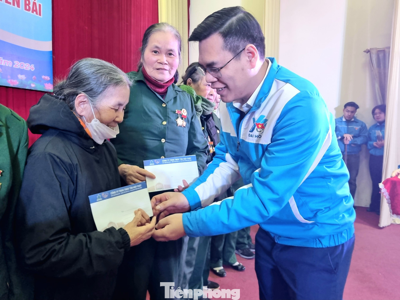 Anh Hà Đức Hải, Bí thư Tỉnh Đoàn Yên Bái tặng quà các bác cựu TNXP.