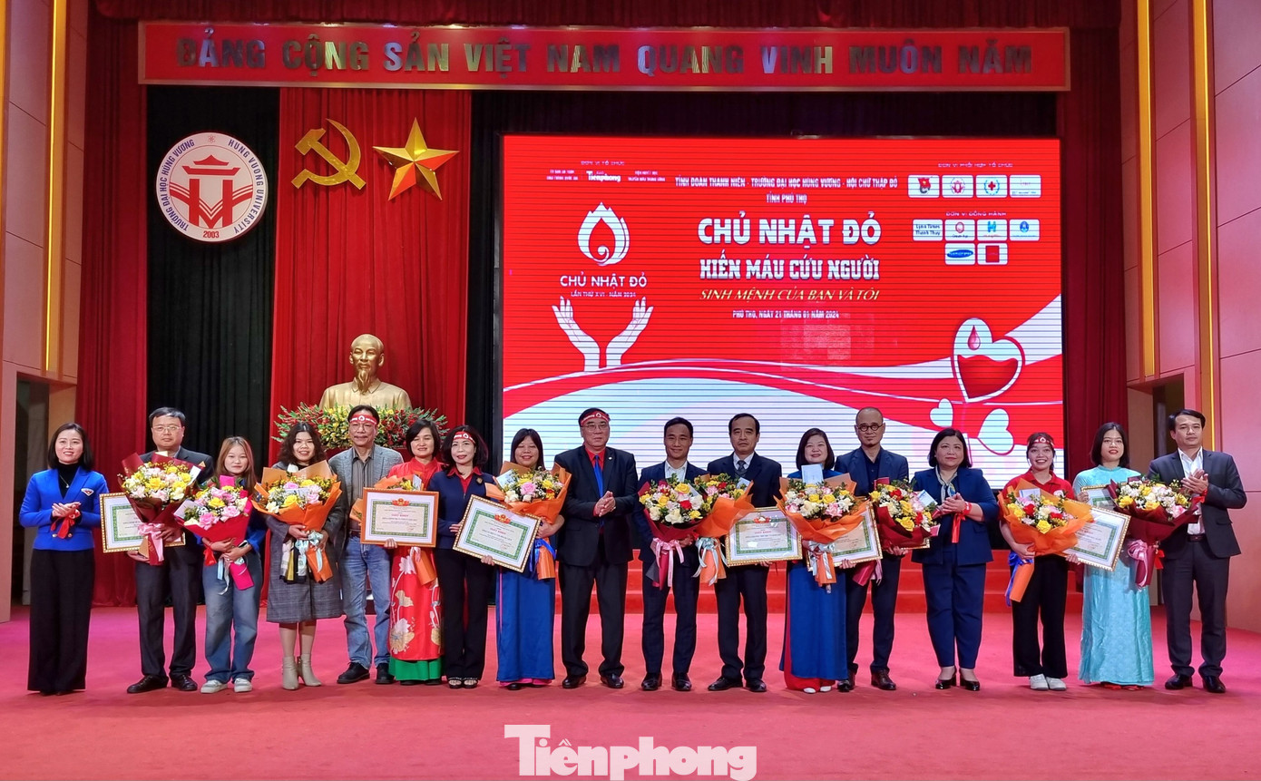 Các đại biểu chụp ảnh cùng những thành viên có đóng góp tích cực cho chương trình Chủ Nhật Đỏ. Các đại biểu chụp ảnh cùng những thành viên có đóng góp tích cực cho chương trình Chủ Nhật Đỏ.