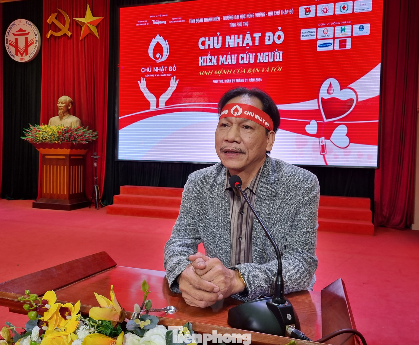 Nhà báo Lê Minh Toản phát biểu tại chương trình Chủ Nhật Đỏ ở Đại học Hùng Vương. Nhà báo Lê Minh Toản phát biểu tại chương trình Chủ Nhật Đỏ ở Đại học Hùng Vương.