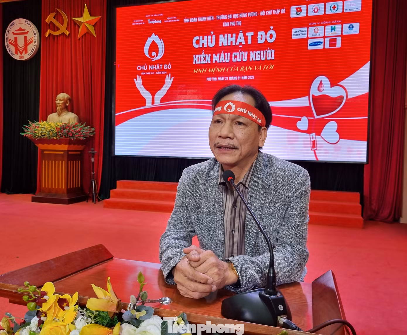 Nhà báo Lê Minh Toản phát biểu tại chương trình Chủ Nhật Đỏ ở Đại học Hùng Vương.