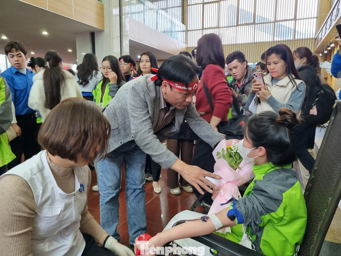 Nhà báo Lê Minh Toản tặng hoa động viên các tình nguyện viên hiến máu Nhà báo Lê Minh Toản tặng hoa động viên các tình nguyện viên hiến máu