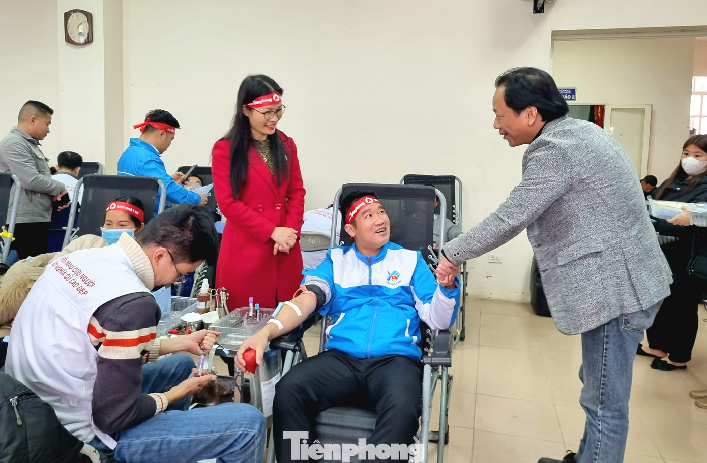 Nhà báo Lê Minh Toản động viên tình nguyện viên hiến máu. Nhà báo Lê Minh Toản động viên tình nguyện viên hiến máu.