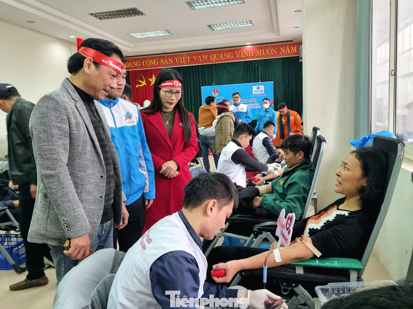 Các đại biểu động viên người hiến máu lớn tuổi. Các đại biểu động viên người hiến máu lớn tuổi.