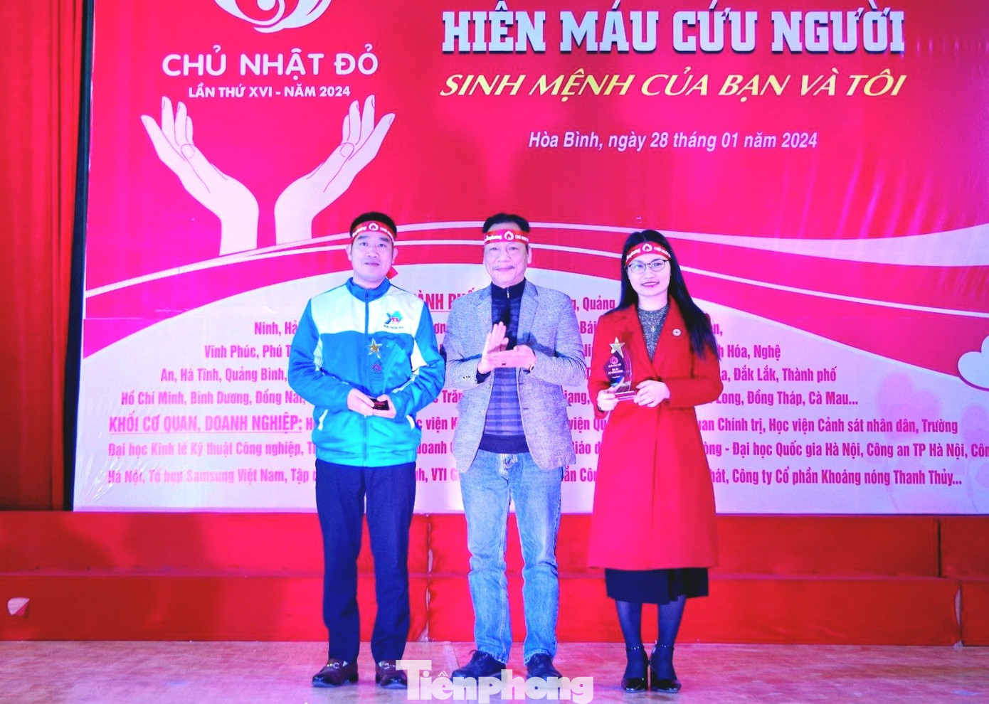 Nhà báo Lê Minh Toản trao biểu trưng của chương trình Chủ Nhật Đỏ cho Tỉnh Đoàn Hòa Bình và Hội Chữ thập đỏ tỉnh Hòa Bình. Nhà báo Lê Minh Toản trao biểu trưng của chương trình Chủ Nhật Đỏ cho Tỉnh Đoàn Hòa Bình và Hội Chữ thập đỏ tỉnh Hòa Bình.