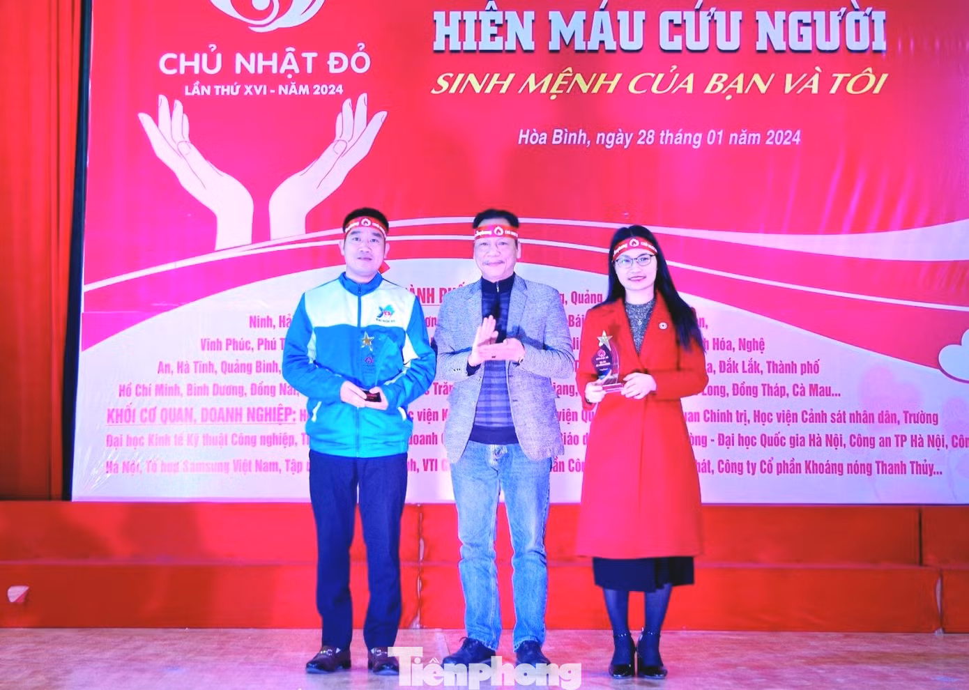 Nhà báo Lê Minh Toản trao biểu trưng của chương trình Chủ Nhật Đỏ cho Tỉnh Đoàn Hòa Bình và Hội Chữ thập đỏ tỉnh Hòa Bình.