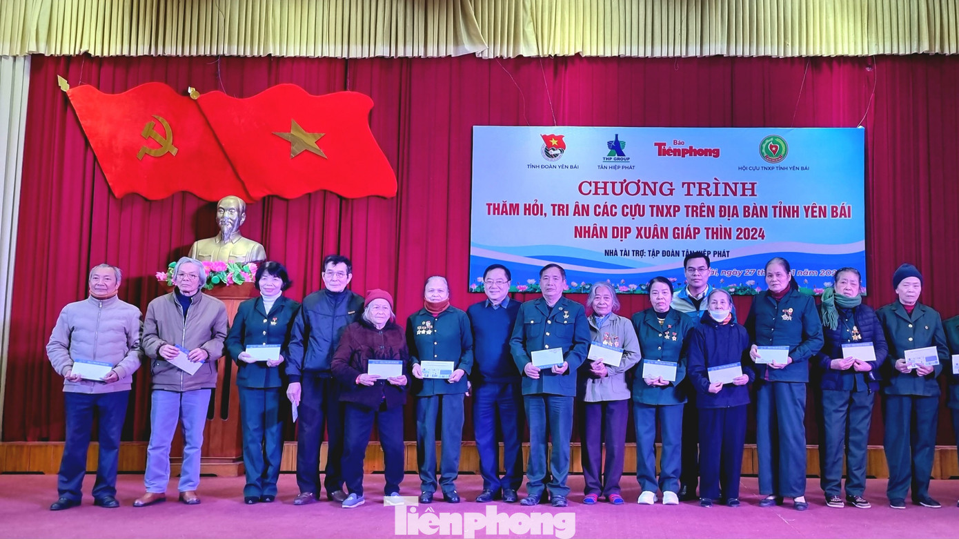 Tặng quà các cựu TNXP tỉnh Yên Bái.