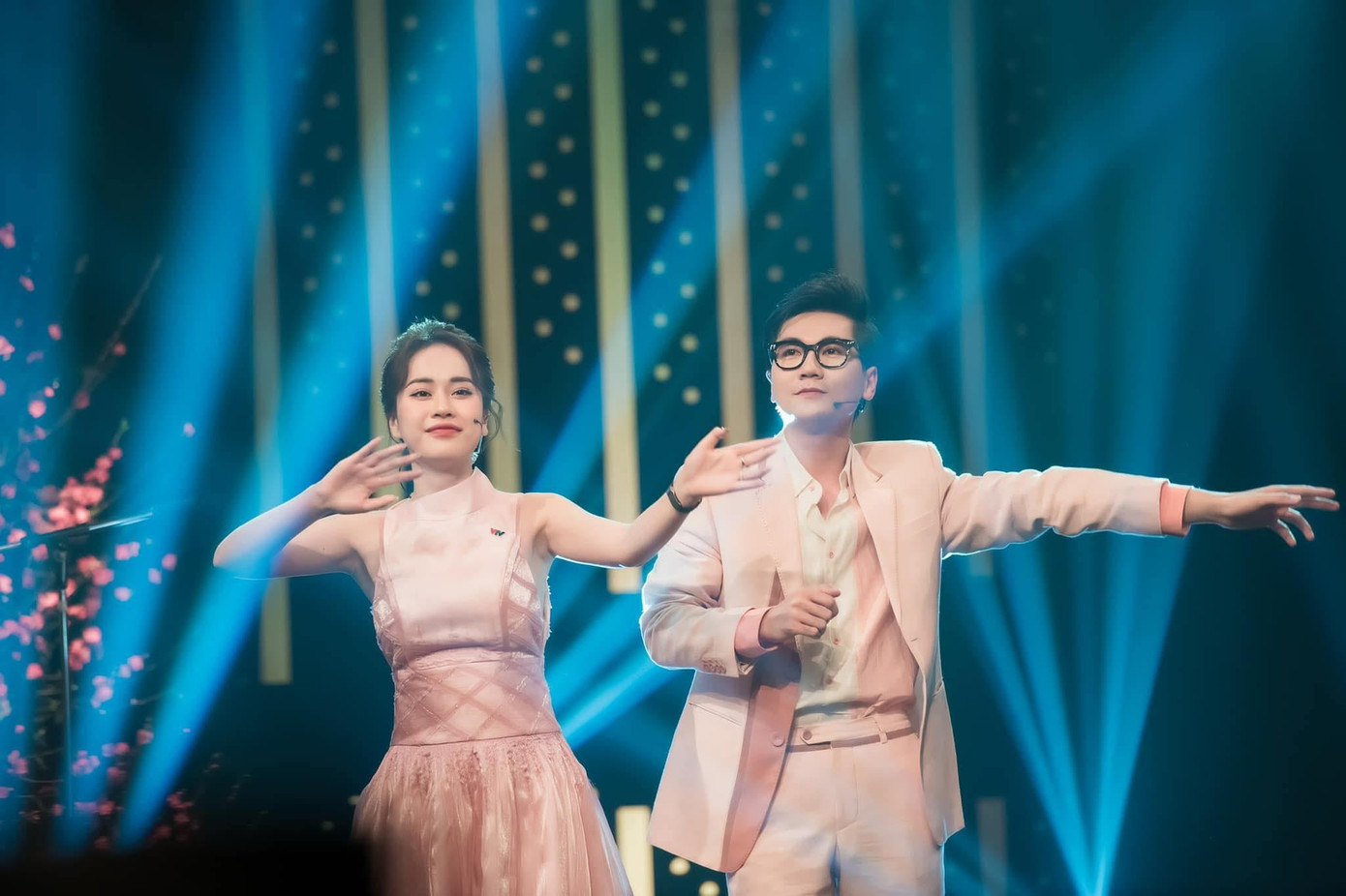 MC Mai Phương cho biết, người có ảnh hưởng trong sự nghiệp của cô là đàn anh- MC Công Tố. MC Mai Phương cho biết, người có ảnh hưởng trong sự nghiệp của cô là đàn anh- MC Công Tố.