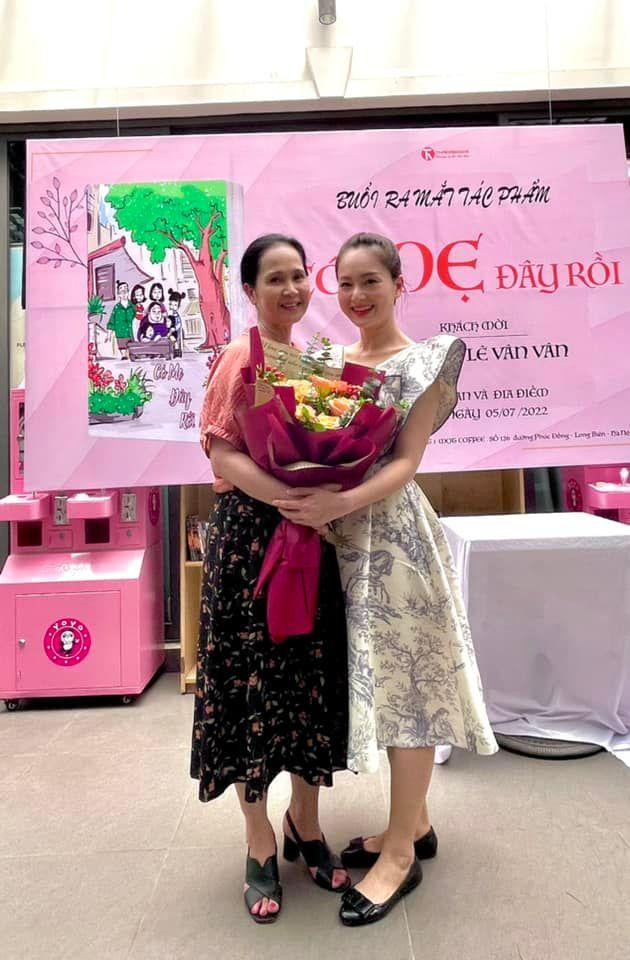 Thêm một lần NSND Lan Hương vào vai bà mẹ chồng ghê gớm, tai quái và liên tục gây sóng gió cho gia đình con trai. Tuy là vai diễn cùng màu sắc với bộ phim “Sống chung với mẹ chồng” trước đó nhưng NSND Lan Hương khiến khán giả “tâm phục khẩu phục” khi làm ra một nhân vật có sắc thái riêng, độc đáo và ấn tượng.