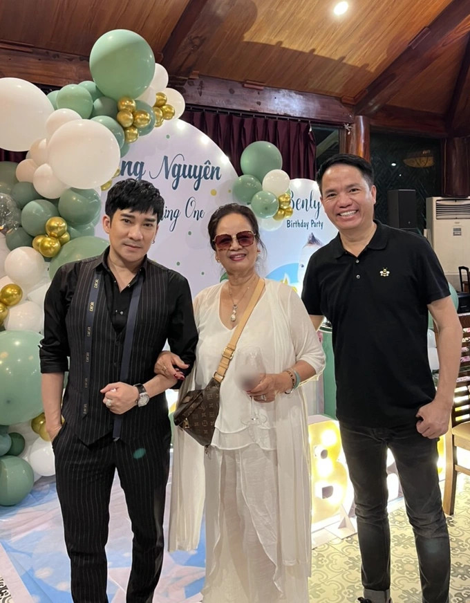 Hai anh em ca sĩ Quang Hà- Quang Cường chụp ảnh cùng mẹ Bằng Kiều. (Ảnh: Quang Hà)