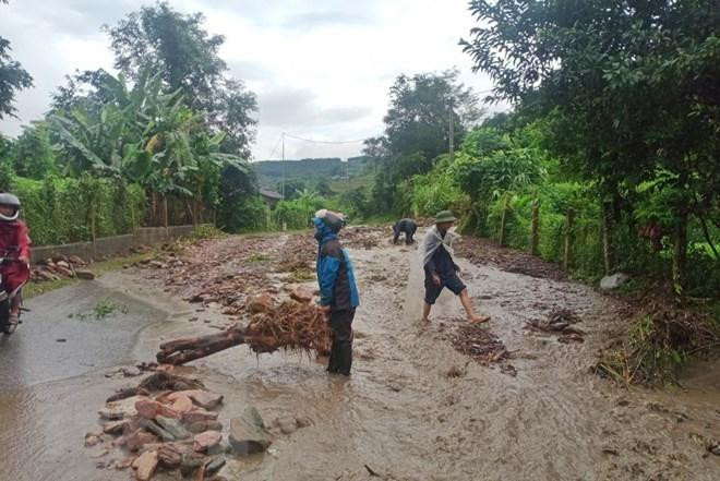 Ông Lương Thanh Tùng, Giám đốc Công ty Cổ phần Đường bộ II Điện Biên, đơn vị quản lý đoạn tuyến cho biết trên tuyến Quốc lộ 12 nối huyện Mường Chà đi thị xã Mường Lay và tỉnh Lai Châu đang xảy ra gần chục điểm sạt lở lớn, nhỏ. Trong số đó từ Km137-Km160 (khu vực xã Mường Mươn, huyện Mường Chà) có hơn 5 điểm bị ngập nặng và sạt lở.