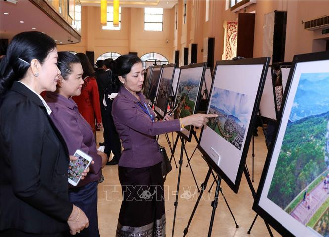 Đại biểu xem các bức ảnh do phóng viên TTXVN thực hiện tại Triển lãm “Vẻ đẹp Việt Nam”. Ảnh: Văn Điệp/TTXVN