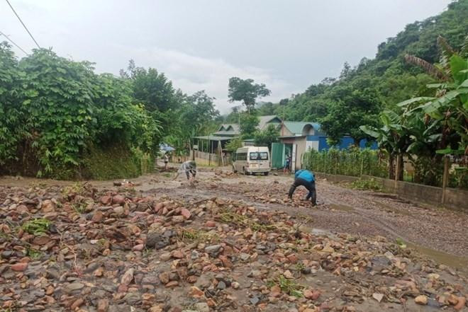 Hiện Công ty Cổ phần Đường bộ II Điện Biên đang tập trung huy động máy móc, nhân lực nhanh chóng khắc phục hậu quả mưa lũ, thông tuyến trên 2 Quốc lộ trọng điểm này. Tuy nhiên do thời tiết vẫn tiếp tục có mưa, bùn nhão từ ta luy dương tiếp tục tràn xuống nên một số đoạn tuyến phải đến đầu giờ chiều nay mới có thể thông đảm bảo đi lại cho người dân và phương tiện.