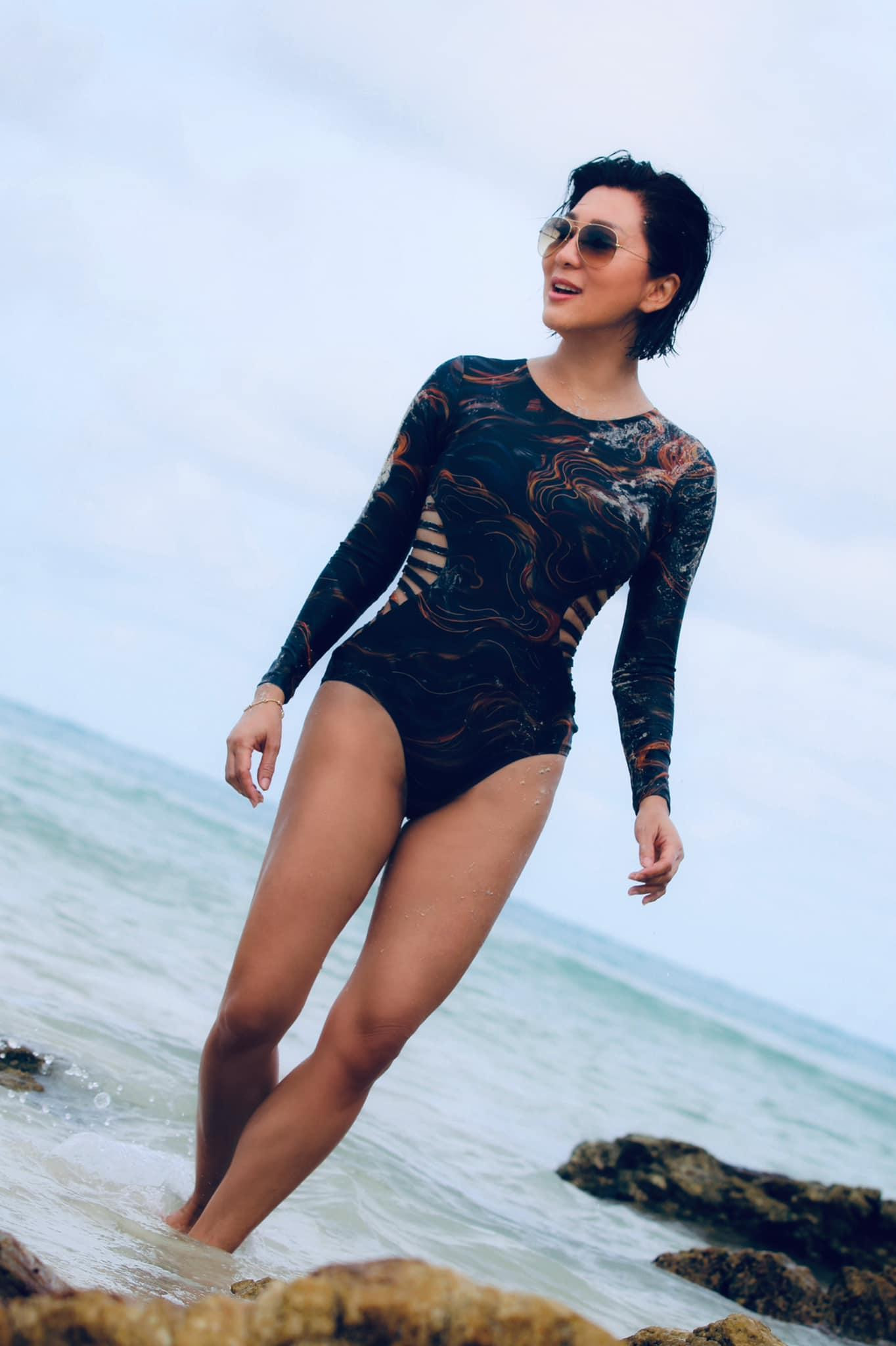 Trong phần bình luận, nhiều bạn bè và người hâm mộ bày tỏ sự trầm trồ trước thân hình nóng bỏng như gái đôi mươi của nữ MC hải ngoại.