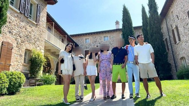 Lưu Hương Giang và con gái cùng đi trong chuyến công tác này với ông xã và Hồng Đăng.