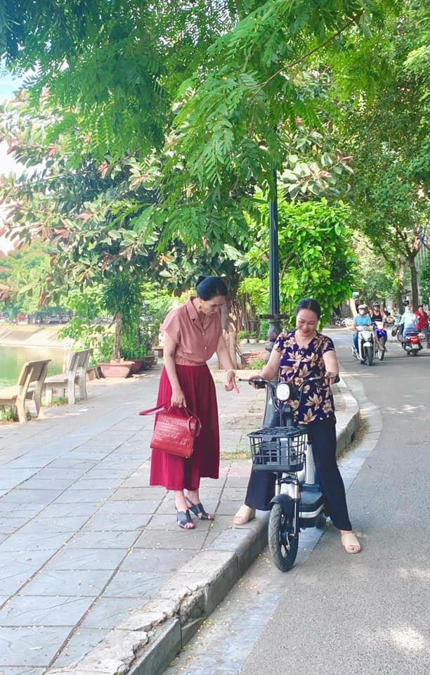 Theo đó, NSND Lan Hương bông đùa mượn xe đạp điện của bà thông gia do NSƯT Thanh Quý đảm nhận để về quê sau khi hoàn thành vai diễn của mình. Nhiều khán giả nói lời cảm ơn sự cống hiến của NSND Lan Hương cho vai diễn lần này ở “Thương ngày nắng về”.