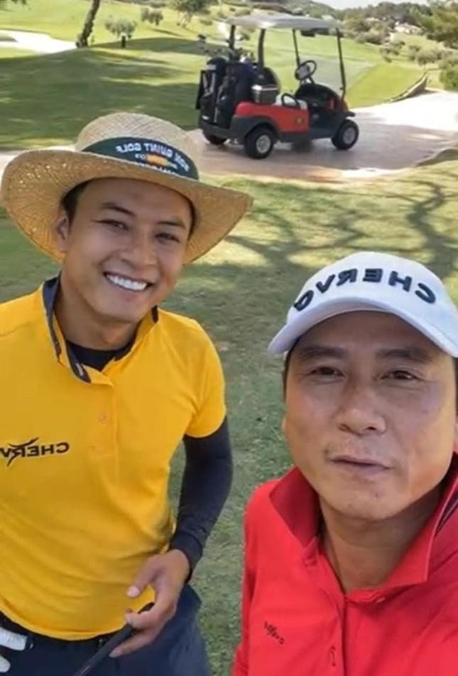Hình ảnh của Hồng Đăng và nhạc sĩ Hồ Hoài Anh chơi golf tại Tây Ban Nha hôm 24/6.