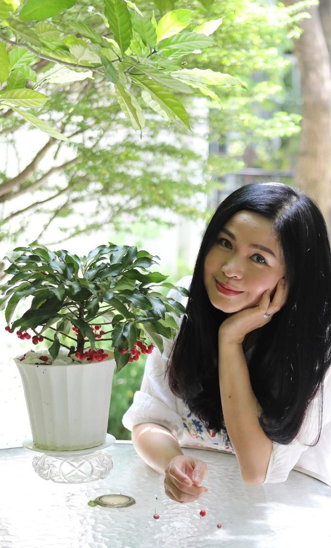 Chị chia sẻ bí quyết để giữ được sự trẻ trung đó là sống tích cực, suy nghĩ lạc quan và cười nhiều nhất có thể. (Ảnh: Nghệ sĩ cung cấp).