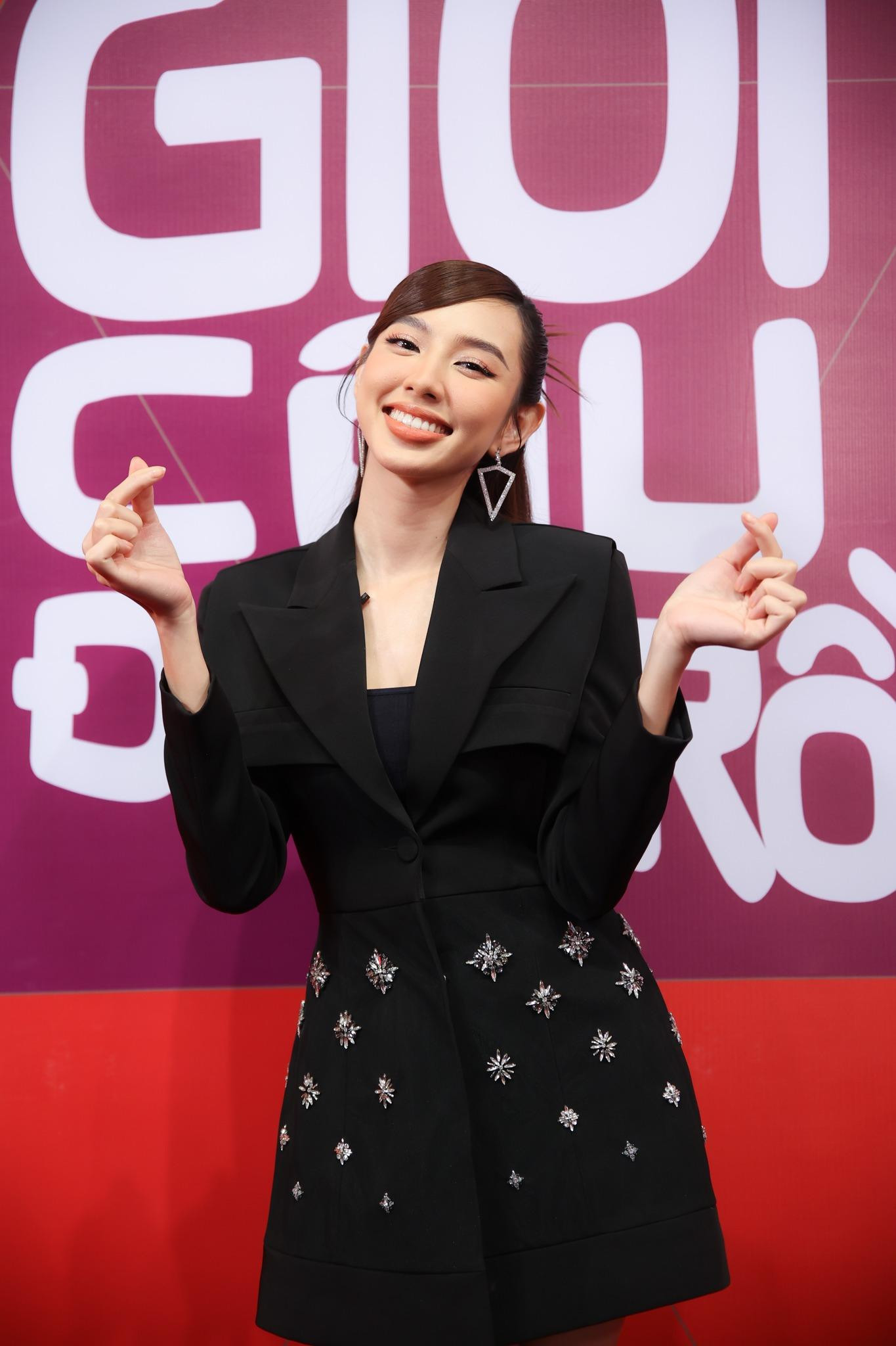 Không những thế, cô luôn trở thành tâm điểm chú ý khi tham dự các sự kiện giải trí lớn nhỏ, “chiếm sóng” tại nhiều show truyền hình "hot" ở Việt Nam.