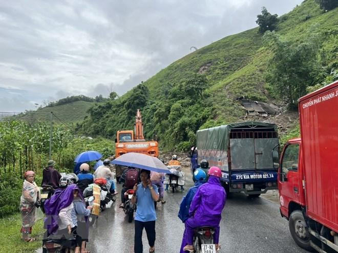 Dự báo đến hết ngày 3/7, tỉnh Điện Biên tiếp tục có mưa to, dông tại các huyện Nậm Pồ, Mường Chà, Tủa Chùa, Điện Biên, Tuần Giáo và thị xã Mường Lay với lượng mưa phổ biến từ 10- 30mm/24 giờ, có nơi trên 50mm/24 giờ. Trong ảnh: Điểm sạt lở gây ách tắc giao thông cục bộ tại Km160 Quốc lộ 12.