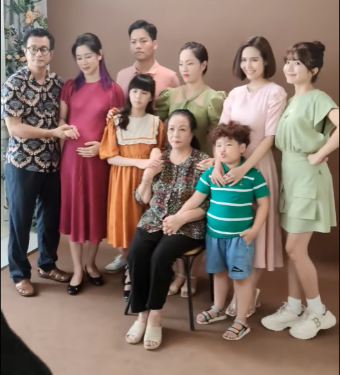 Mộng Mơ trở về bên cậu Vượng cùng bụng bầu. Nguồn ảnh: Fely Wedding.