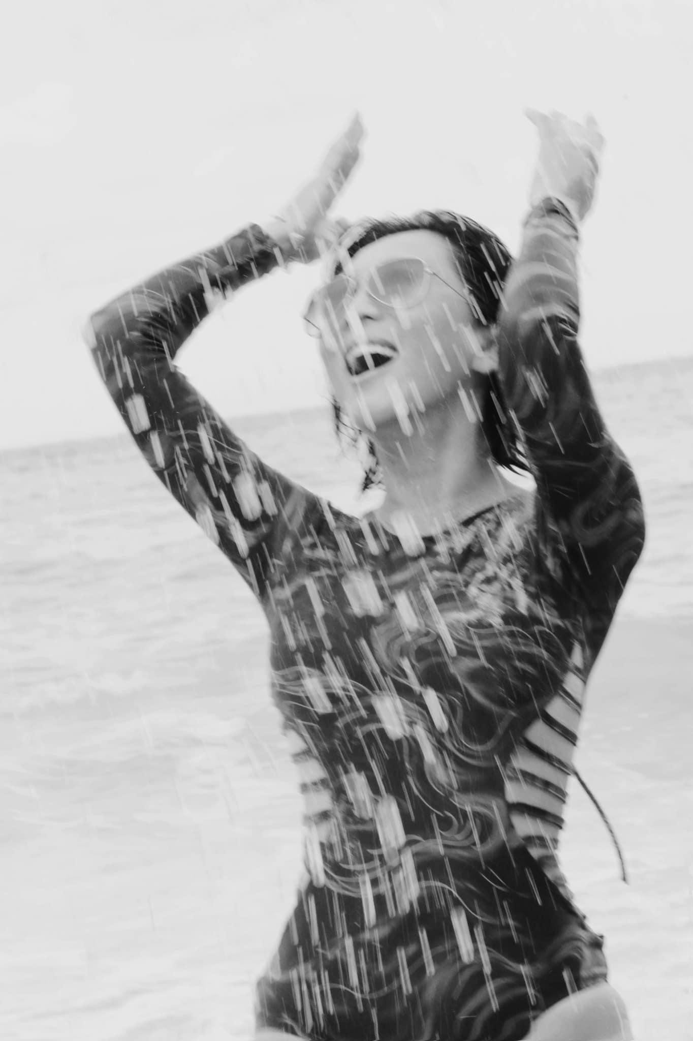 Bên cạnh đó, Kỳ Duyên cũng là người tích cực khuyến khích mọi người tập luyện bộ môn yoga để duy trì sự dẻo dai, mềm mại của cơ thể.