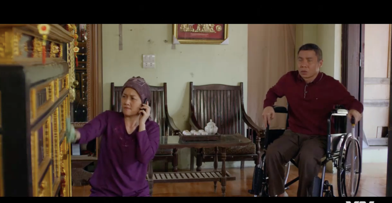 Tuy nhiên, không ít người hâm mộ nhận ra giọng nói của NSND Công Lý không còn vang và to rõ như trước. Bên cạnh đó, hình ảnh nam nghệ sĩ ngồi xe lăn, chống gậy khi bước đi từng bước khó khăn, chậm chạp khiến người xem hết sức xót xa.