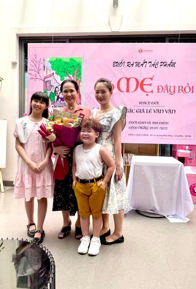 Từ những hình ảnh hậu trường mà NSND Lan Hương chia sẻ, có thể dự đoán, sau những hiểu lầm xảy ra giữa hai gia đình thông gia, bà Hiền đến tham dự buổi ra mắt sản phẩm đầu tay của con gái út bà Nga (NSƯT Thanh Quý).