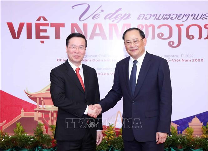 Đồng chí Võ Văn Thưởng, Ủy viên Bộ Chính trị, Thường trực Ban Bí thư và đồng chí Sonexay Siphandone, Ủy viên Bộ Chính trị, Phó Thủ tướng Chính phủ Lào tại buổi lễ khai mạc Triển lãm “Vẻ đẹp Việt Nam”. Ảnh: Văn Điệp/TTXVN