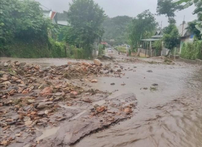 Tại các vị trí: Km137+400, Km157+400, Km160 Quốc lộ 12, bùn nhão, đất đá chảy tràn ra lòng đường khiến các phương tiện giao thông không thể di chuyển hoặc đi lại rất khó khăn. Riêng tại khu vực Km157+400 ngập rất nặng. Hiện tuyến đường Quốc lộ 12 nối Mường Chà-Lai Châu đang tạm thời không thể lưu thông. Trong ảnh: Điểm sạt lở tại KM137+400 Quốc lộ 12.