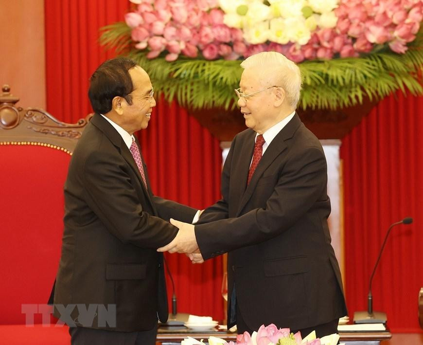 Tổng Bí thư Nguyễn Phú Trọng và ông Bounthong Chitmany, Ủy viên Bộ Chính trị, Thường trực Ban Bí thư Đảng Nhân dân Cách mạng Lào, Phó Chủ tịch nước Lào. (Ảnh: Trí Dũng/TTXVN)