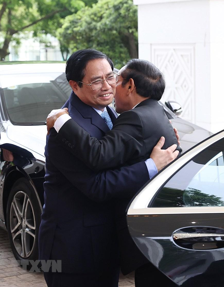 Thủ tướng Phạm Minh Chính với Thường trực Ban Bí thư, Phó Chủ tịch nước Lào Bounthong Chitmany. (Ảnh: Dương Giang/TTXVN)