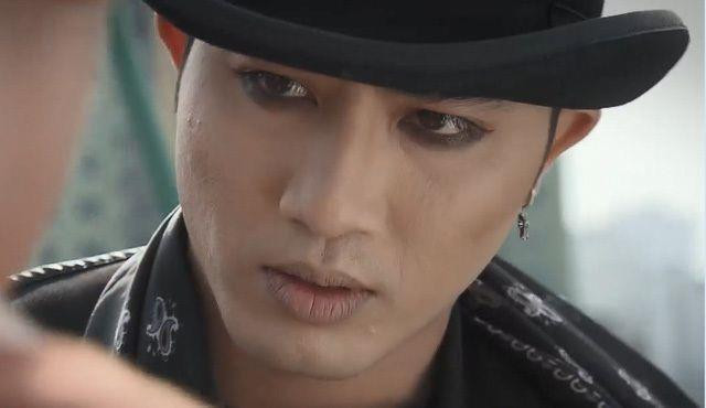 Để chọn ra vai diễn Doãn Quốc Đam ưng ý nhất, anh đề cập tới Fedora và Long Nhật trong Mê Cung bởi anh phải đảm nhận cùng lúc hai vai với những diễn biến tâm lý phức tạp.