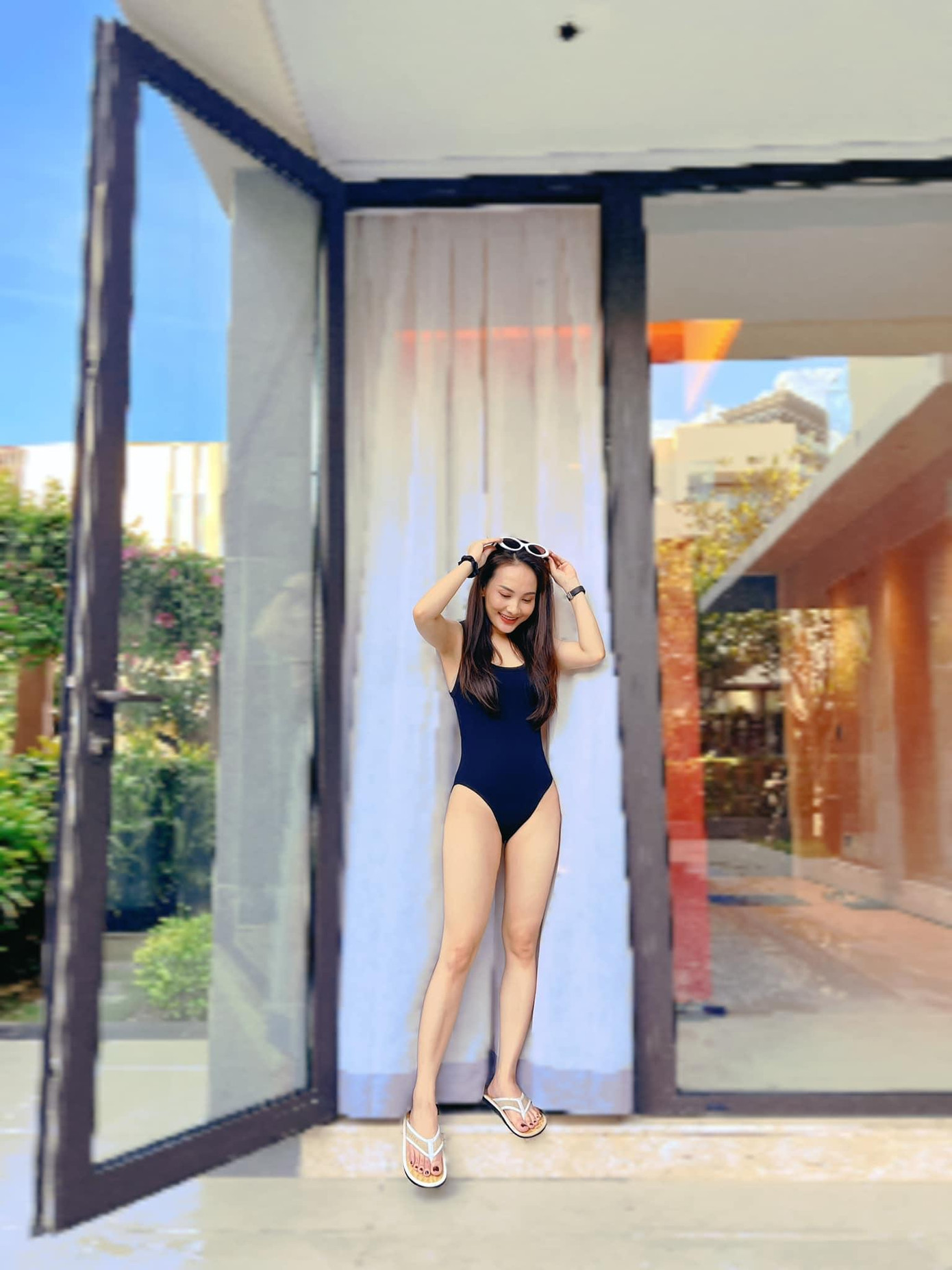 Mới đây, Bảo Thanh tung loạt ảnh diện áo tắm trong kì nghỉ cùng gia đình. Có thể thấy, nàng “Xính lao” đã lấy lại được vóc dáng thon gọn dù đã là bà mẹ hai con.